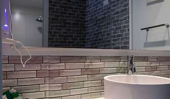 Entire Studio With Free Shuttle to Disney