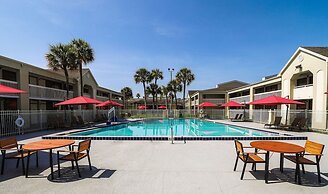 Entire Studio With Free Shuttle to Disney