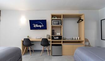 Entire Studio With Free Shuttle to Disney