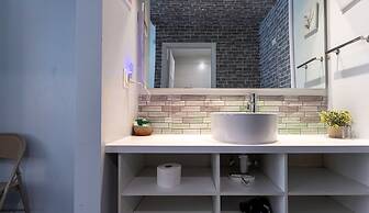 Entire Studio With Free Shuttle to Disney