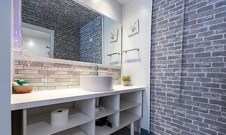 Entire Studio With Free Shuttle to Disney