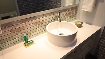 Entire Studio With Free Shuttle to Disney