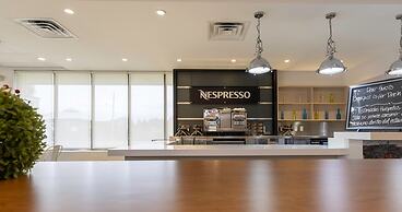 Entire Studio With Free Shuttle to Disney