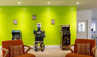 Entire Studio With Free Shuttle to Disney