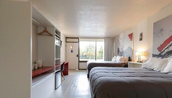 Entire Studio With Free Shuttle to Disney