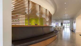 Entire Studio With Free Shuttle to Disney