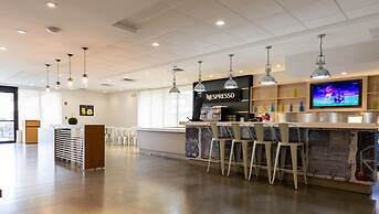 Entire Studio With Free Shuttle to Disney