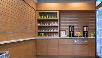 Entire Studio With Free Shuttle to Disney