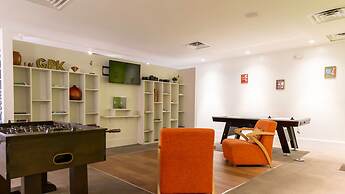 Entire Studio With Free Shuttle to Disney