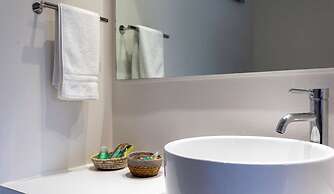 Entire Studio With Free Shuttle to Disney