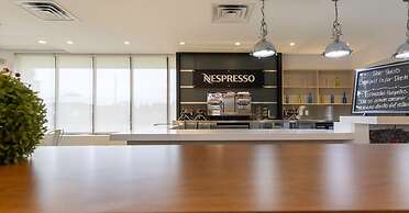 Entire Studio With Free Shuttle to Disney