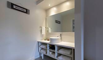 Entire Studio With Free Shuttle to Disney