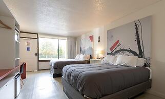 Entire Studio With Free Shuttle to Disney