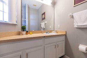 Beautiful Townhome Near Theme Parks