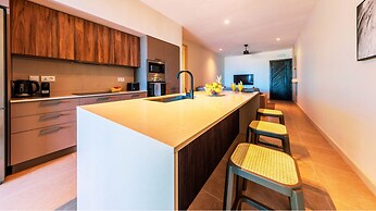 Beach and Mountain by Horizon Holidays