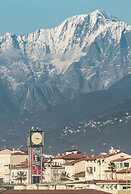Room in Guest Room - Fly in Viareggio Beach in Front of the Famous Pro