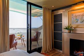 House of Hütter - Floating Home Goldfinger