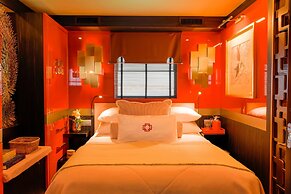 House of Hütter - Floating Home Goldfinger