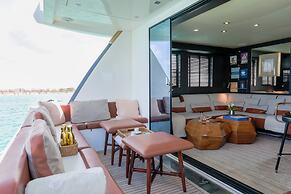 House of Hütter - Floating Home Goldfinger