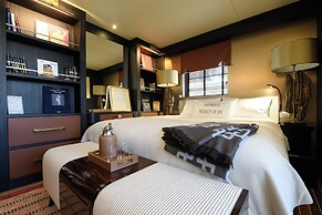 House of Hütter - Floating Home Goldfinger