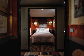 House of Hütter - Floating Home Goldfinger