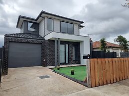 Rosie Townhouse - Modern and Comfortable Home