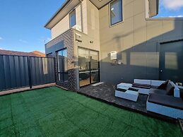 Rosie Townhouse - Modern and Comfortable Home