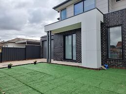 Rosie Townhouse - Modern and Comfortable Home