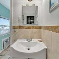 The Seashell Suite w Private Balcony Walk 2 Beach