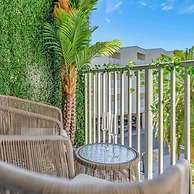 The Palm Exclusive Tropical Luxury on the Water