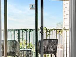 The Palm Exclusive Tropical Luxury on the Water