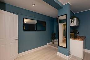 Short Walk to I360 and Beach 5 Condo With Patio