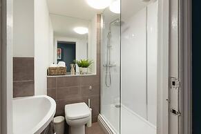 Short Walk to I360 and Beach 5 Condo With Patio