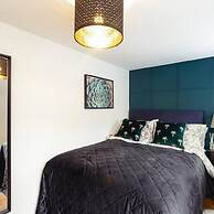 Short Walk to I360 and Beach 5 Condo With Patio