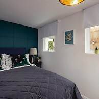 Short Walk to I360 and Beach 5 Condo With Patio