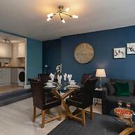 Short Walk to I360 and Beach 5 Condo With Patio