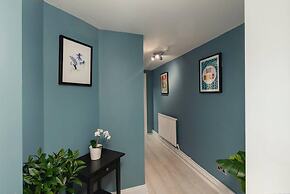 Short Walk to I360 and Beach 5 Condo With Patio