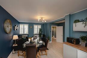 Short Walk to I360 and Beach 5 Condo With Patio