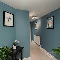 Short Walk to I360 and Beach 5 Condo With Patio