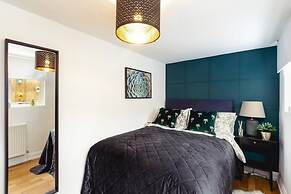 Short Walk to I360 and Beach 5 Condo With Patio