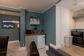 Short Walk to I360 and Beach 5 Condo With Patio