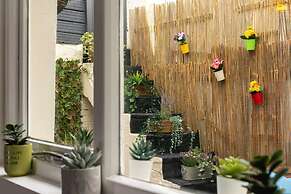 Short Walk to I360 and Beach 5 Condo With Patio