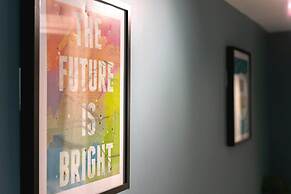 Short Walk to I360 and Beach 5 Condo With Patio