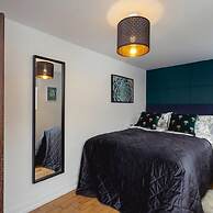 Short Walk to I360 and Beach 5 Condo With Patio