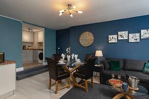 Short Walk to I360 and Beach 5 Condo With Patio