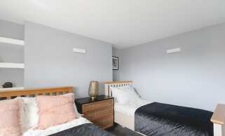 Designer Retreat 5 Location Balcony Parking