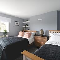 Designer Retreat 5 Location Balcony Parking