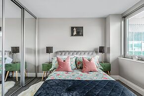 Stay Next to Pier and Brighton Beach City View