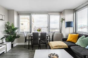 Stay Next to Pier and Brighton Beach City View