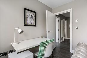 Stay Next to Pier and Brighton Beach City View